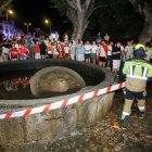 Bombero acordona la fuente donde ocurrió la tragedia.