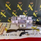 Dinero, armas y droga intervenidas en la 'Operación Randall'.