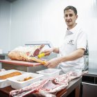 Carlos Medrano prepara unos pedidos en el obrador de Vinuesa, rehabilitado y gestionado junto a otros profesionales para llevar sus productos a toda España