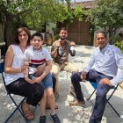 Henar Pinilla, su hijo Alonso, el enólogo Álex Sierra y Rodrigo Ibáñez, en el patio de su bodega Las dos Antiguas
