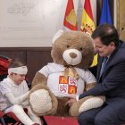 El presidente de la Junta de Castilla y León, Alfonso Fernández Mañueco, recibe al joven paciente de 'piel de mariposa' Javi Gallo.