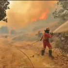 Un bombero lucha contra el fuego en Burgohondo (Ávila).