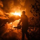 Una persona trabaja contra el fuego en La Adrada, Ávila.