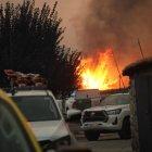 Las llamas del incendio forestal declarado en Fermoselle(Zamora ) rodean la localidad de Formariz.