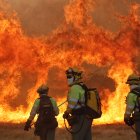 Las llamas del incendio forestal declarado en Fermoselle(Zamora ) rodean la localidad de Formariz.