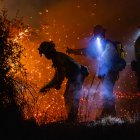 Agentes medioambientales y voluntarios trabajan sin descanso durante la noche para frenar el avance del incendio de Fermoselle (Zamora).