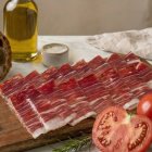 El jamón ibérico de bellota es uno de los productos gastronómicos más representativos de Castilla y León y uno de los grandes atractivos para quienes visitan la comunidad.