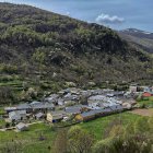 Varios vecinos de la localidad leonesa de Fasgar, perteneciente al Ayuntamiento de Murias de Paredes, muestran su apoyo a la comunidad  'Rainbow Family', cuyos miembros pernoctan en un refugio propiedad de la Junta Vecinal en los alrededores de Campo de Santiago