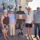 La familia da sepultura en el cementerio a los restos de Claudio Macías Fernández.