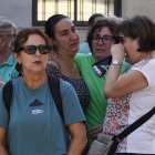 Familiares y amigos de las víctimas, en el minuto de silencio celebrado en Ponferrada tras la riada mortal de este sábado en Manzanedo.