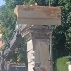 LA MÁQUINA DERRIBA EL MURO DE LA ESTACIÓN