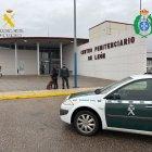Un vehículo de la Guardia Civil, en las puertas del Centro Penitenciario de Mansilla de las Mulas
