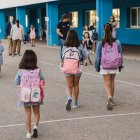Alumnas de primaria llegando a un colegio de Soria.