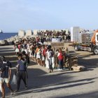 Reparto de comida a los migrantes en Ceuta