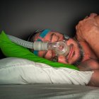 Eduardo González con su máquina CPAP utilizada para tratar su apnea del sueño