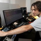 El compositor, productor y artista, Pablo Cano en su estudio de Alar del Rey