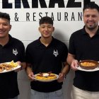 Cristian, Mateo y Diego enseñan tres platos de la carta. De izquierda a derecha: calamares a la romana, tortilla de patata de cecina de León con queso de cabra y langostinos al ajillo.