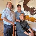 María, junto a sus padres Carmen y Pepe, en el comedor de Racha.