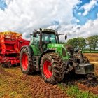 Tractor con maquinaria remolcada para arrancar cultivos de raíz