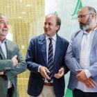 El consejero de Agricultura, Ganadería, Medio Rural y Política Ambiental, Joaquín Antonio Pino, clausura la Asamblea General de Asaja Segovia. En la foto junto al presidente de Asaja Castilla y León, Donaciano Dujo, y el presidente provincial de Asaja, Cesar Monjas.