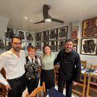 Luisa Lázaro, propietaria junto a su cuñada Mari García, en el centro de la imagen flanqueadas por sus hijos. Llevan 40 años al frente de este establecimiento.