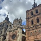 Su fachada, del siglo XVIII, es un espectacular retablo de piedra, obra maestra del barroco leonés.