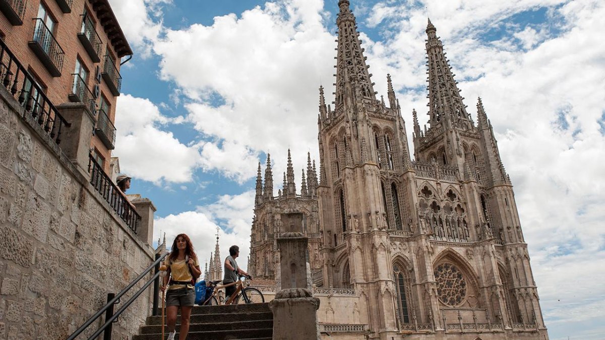 Dos turistas en la catedra del Burgos. 