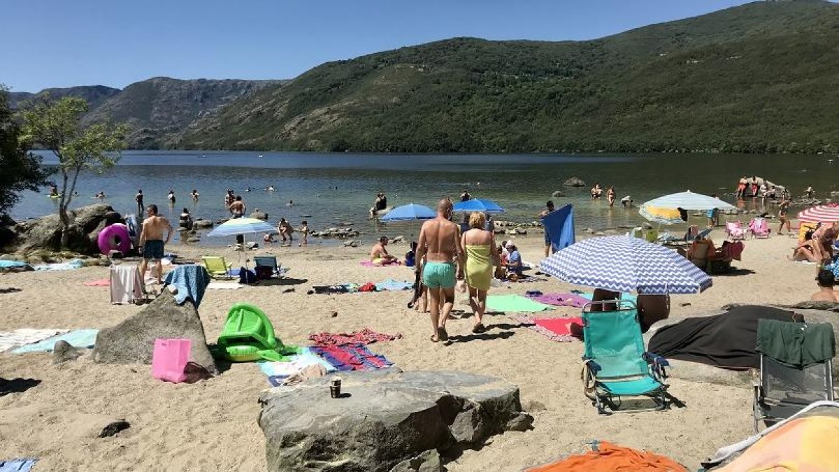 Turistas en una de las playas del Lago de Sanabria en una imagen de archivo