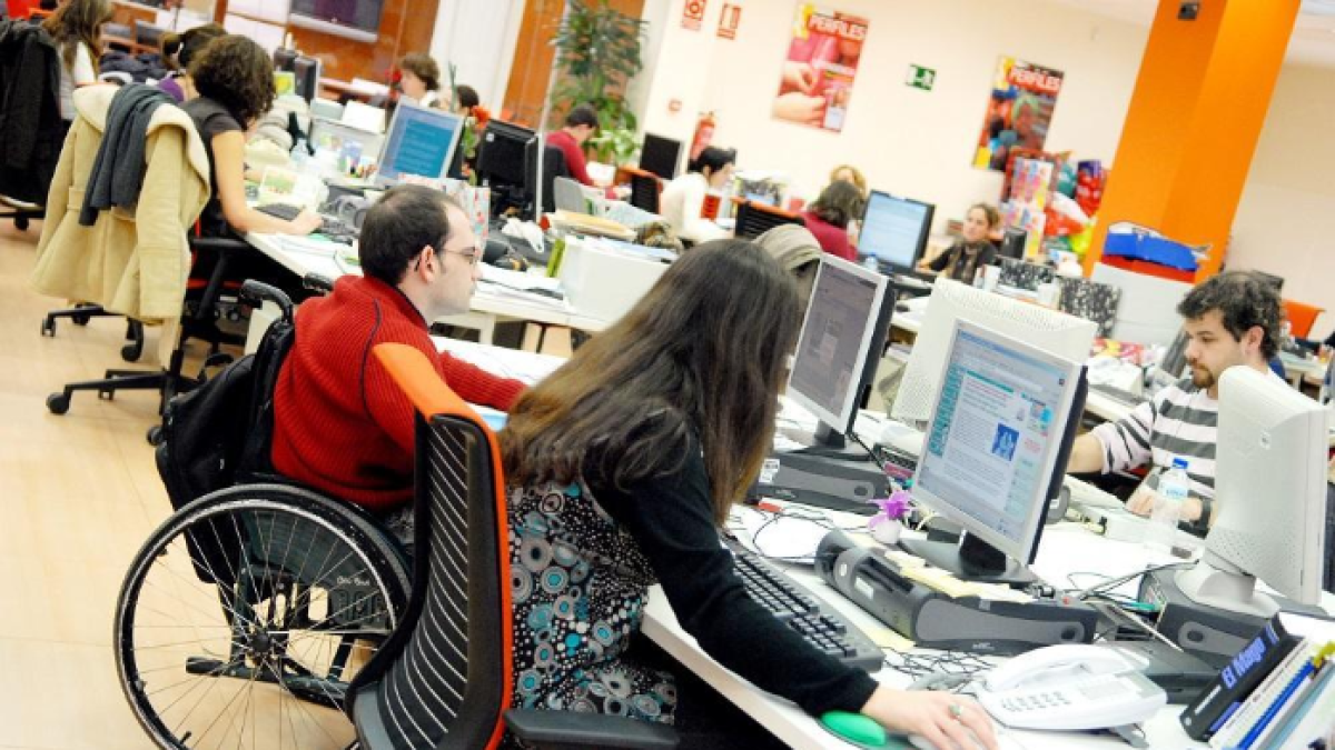 Personas con discapacidad en un entorno laboral, imagen de archivo. E. M.