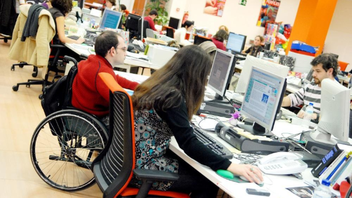 Personas con discapacidad en un entorno laboral. Imagen de archivo. / E. M.
