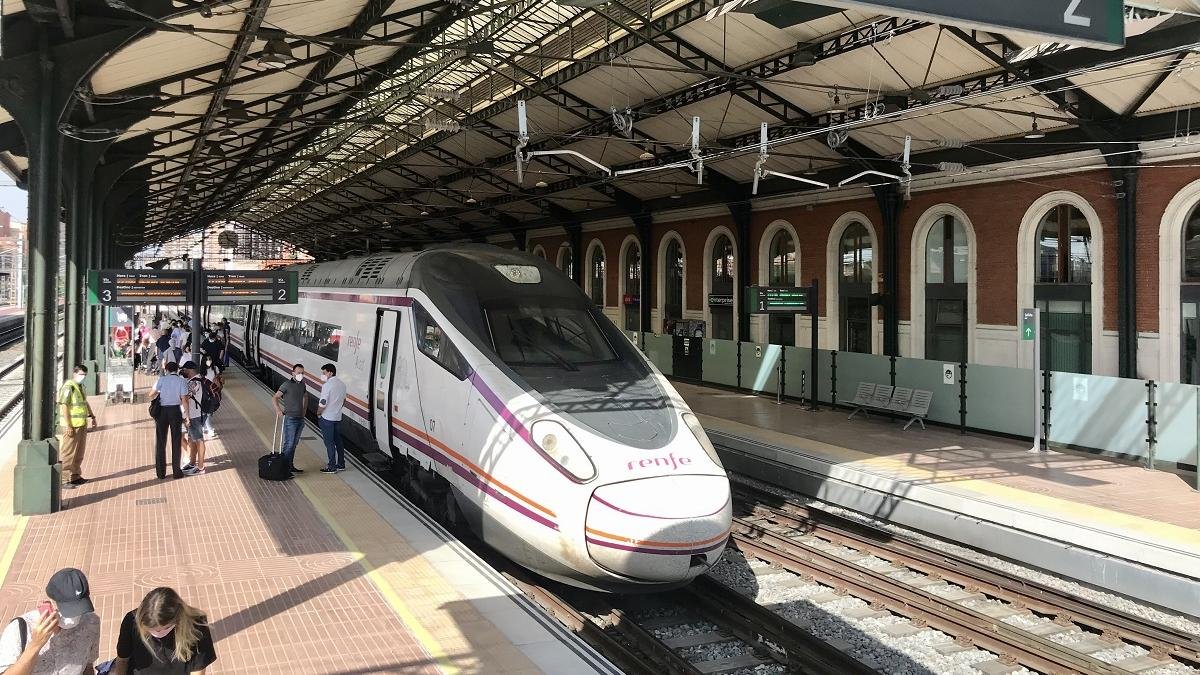 Tren Avant en la estación de trenes Campo Grande de Valladolid.- ICAL