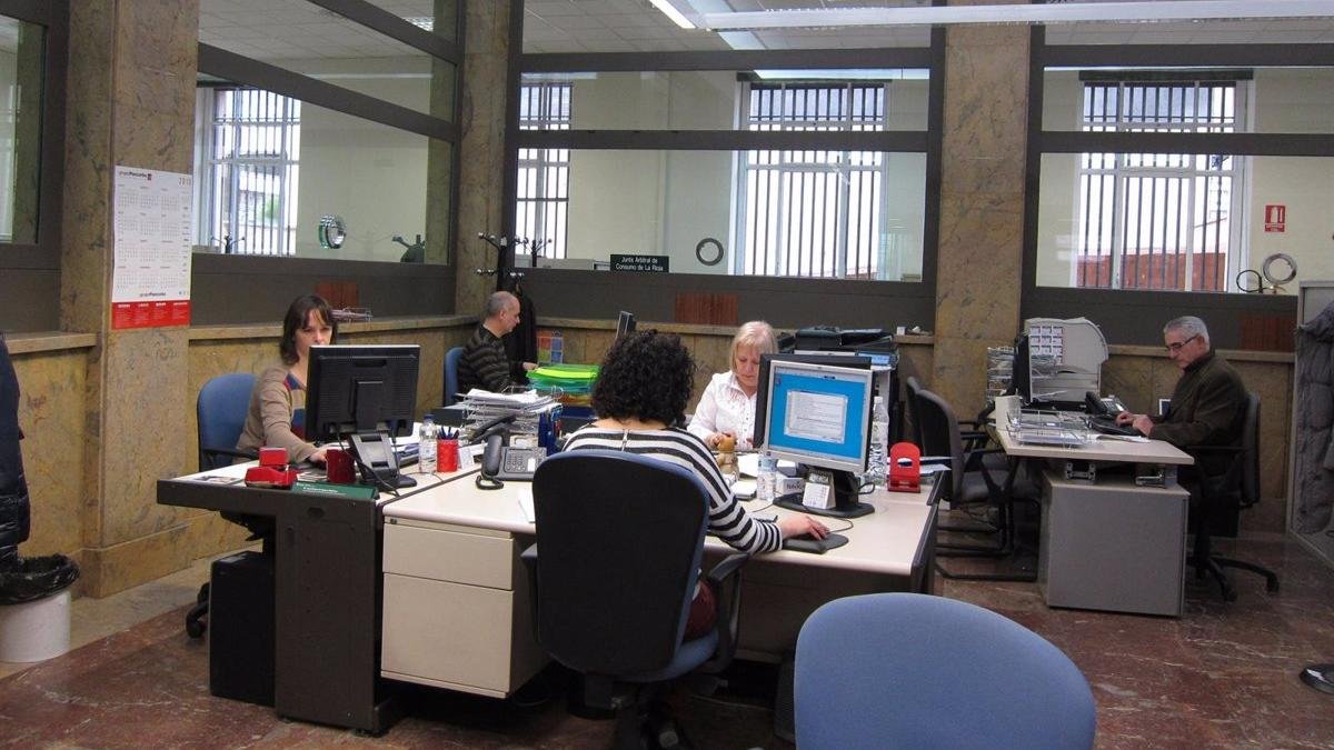 Funcionarios de la Administración en una imagen de archivo.- E. PRESS