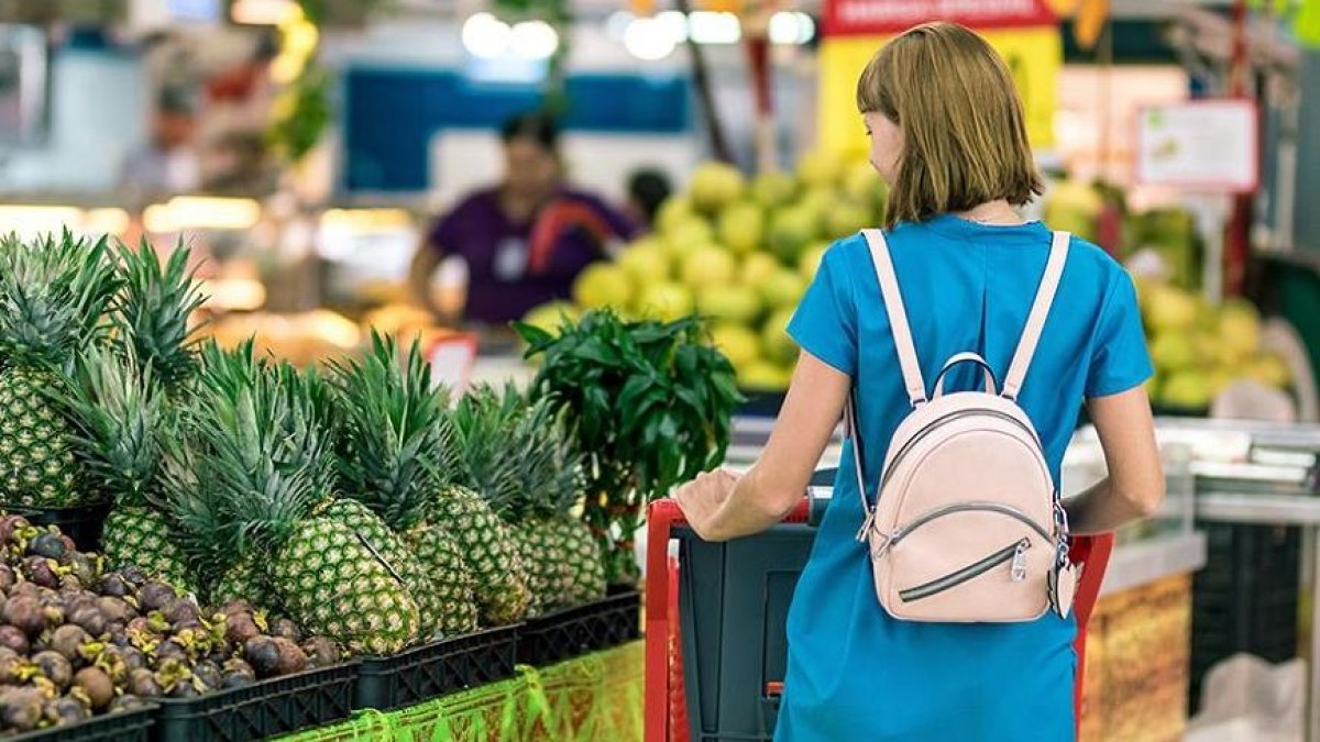 Una mujer realiza la compra en un supermercado.- E. M.