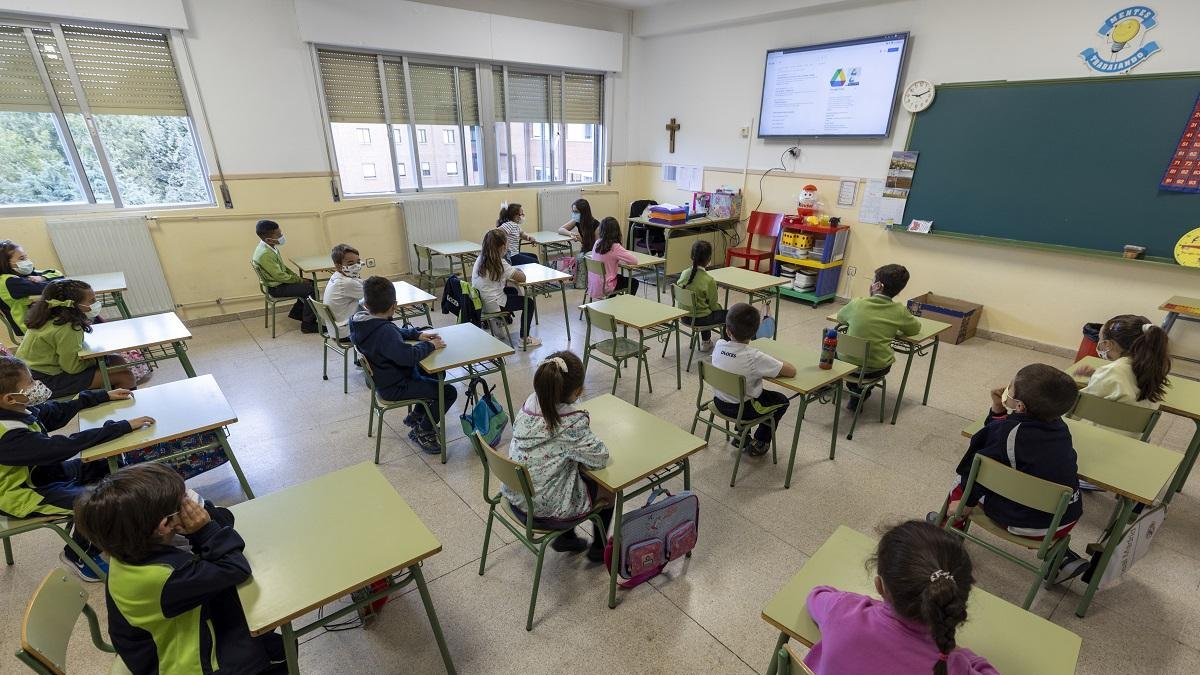 Alumnos antes de comenzar la clase en un colegio de Castilla y León.