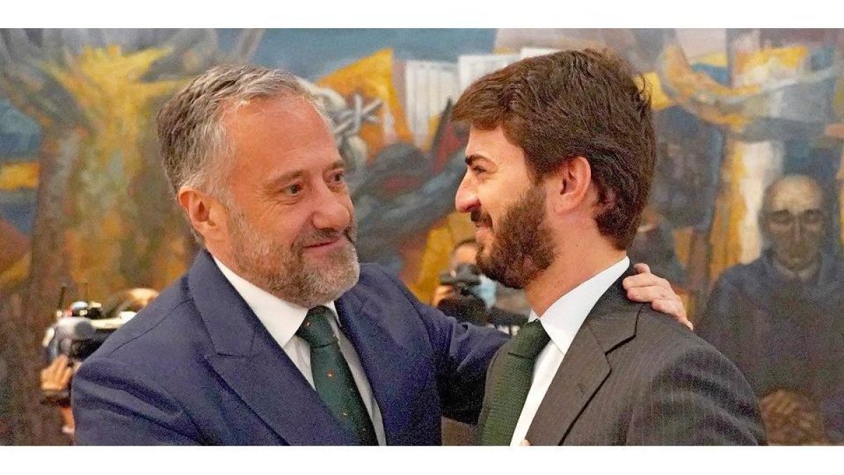 El presidente de las Cortes Carlos Pollán saluda a Juan García-Gallardo. - ICAL