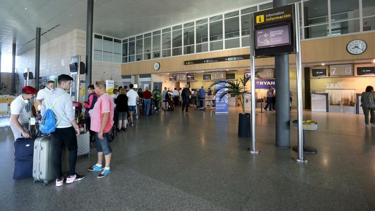 Pasajeros esperando para facturar en el aeropuerto de Villanubla. -ICAL