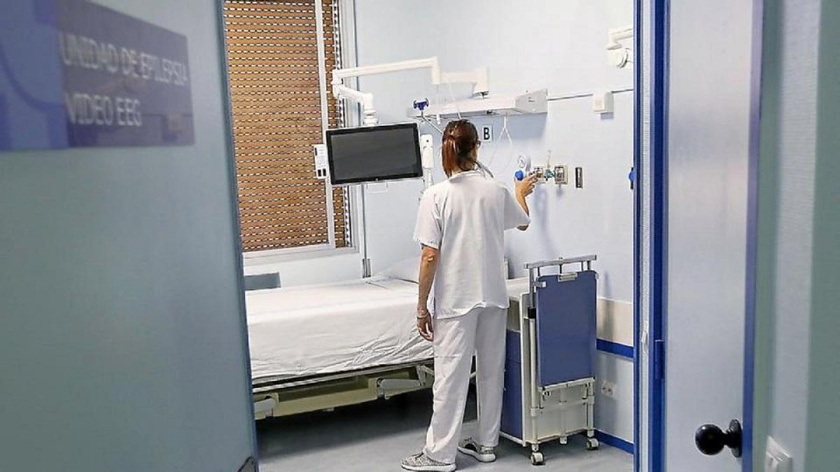 Una enfermera en la unidad de epilepsia. E.M.