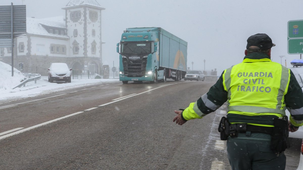 Nieve en el Puerto de Pajares (León). ICAL