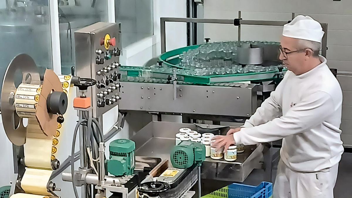 Un operario en la línea de elaboración de postres lácteos