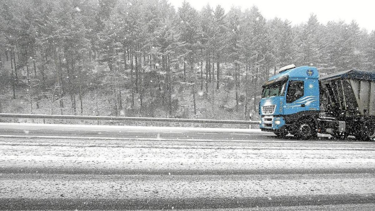 Nieve en una carretera de León, en una imagen de archivo. -ICAL