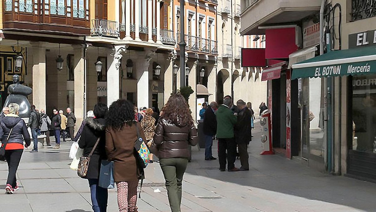 Personas paseando por el centro de Palencia, en una imagen de archivo