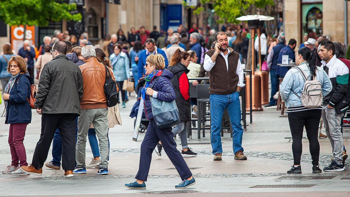 Varias personas pasean por una concurrida calle del centro de Soria, en una imagen de archivo