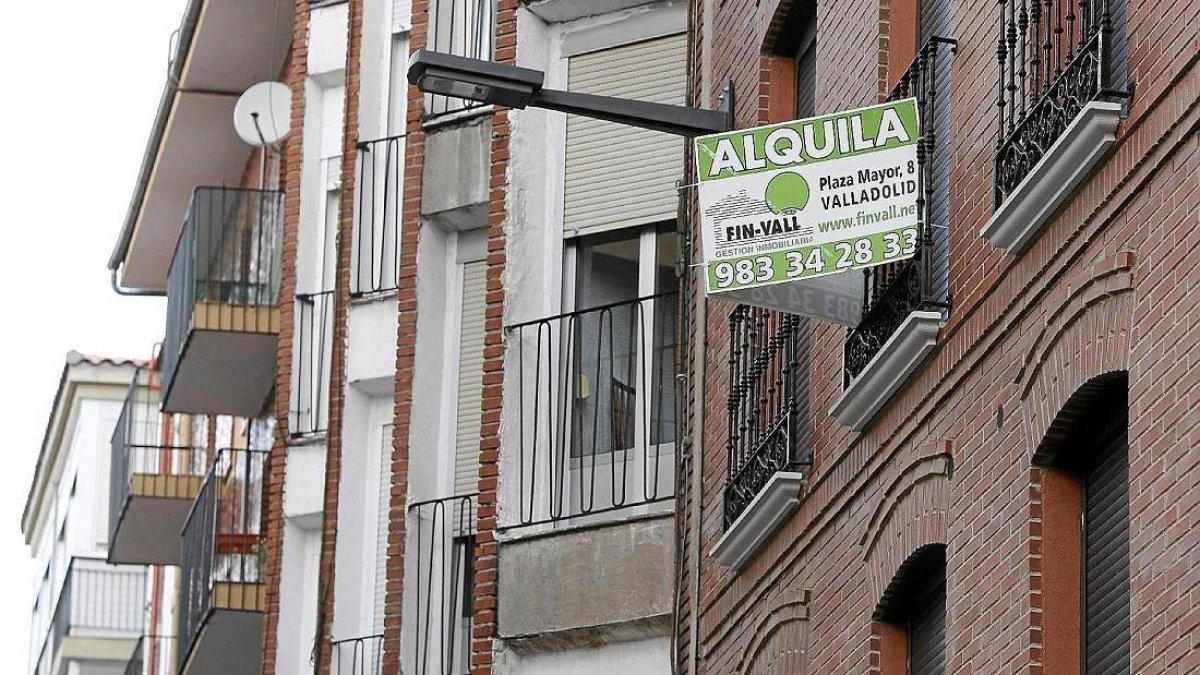 Un cartel de piso en alquiler en Valladolid. -E.M.