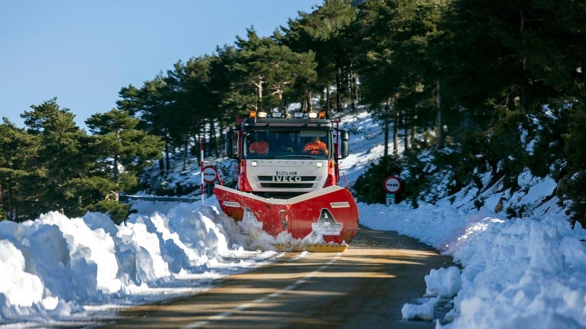 Una máquina quitanieves limpia una carretera de la Comunidad.- ICAL