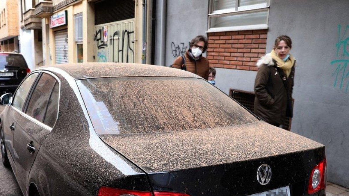 Calima sobre un coche en Palencia en una imagen de archivo