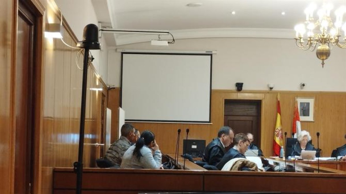 Los acusados y sus letrados, durante el juicio celebrado en la Audiencia de Valladolid