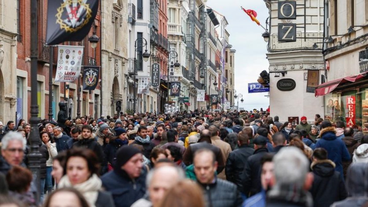 Centenares de turistas pasean por las calles de León durante la Semana Santa en una imagen de archivo.