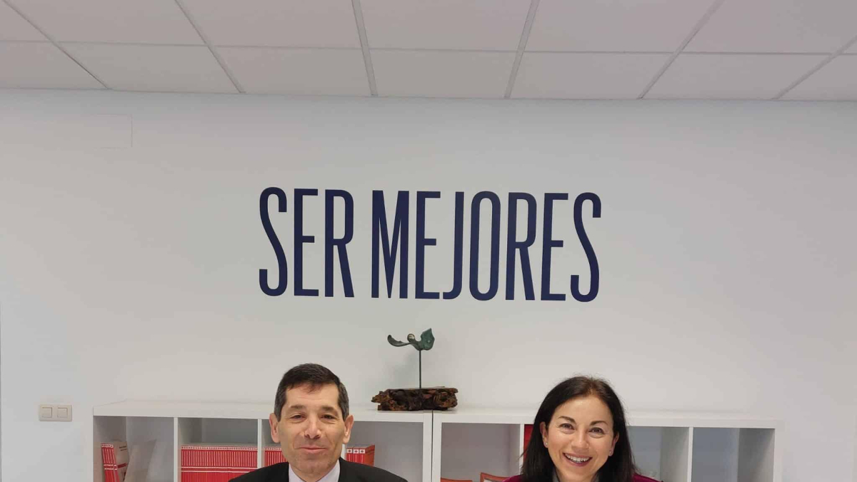 Paco Hevia y Ana María Pérez renuevan el convenio entre Gullón y Cruz Roja.