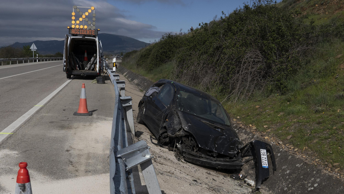 Accidente de tráfico en las Ventas de Albares, en el Torre del Bierzo (León), en el que ha fallecido un joven de 35 años