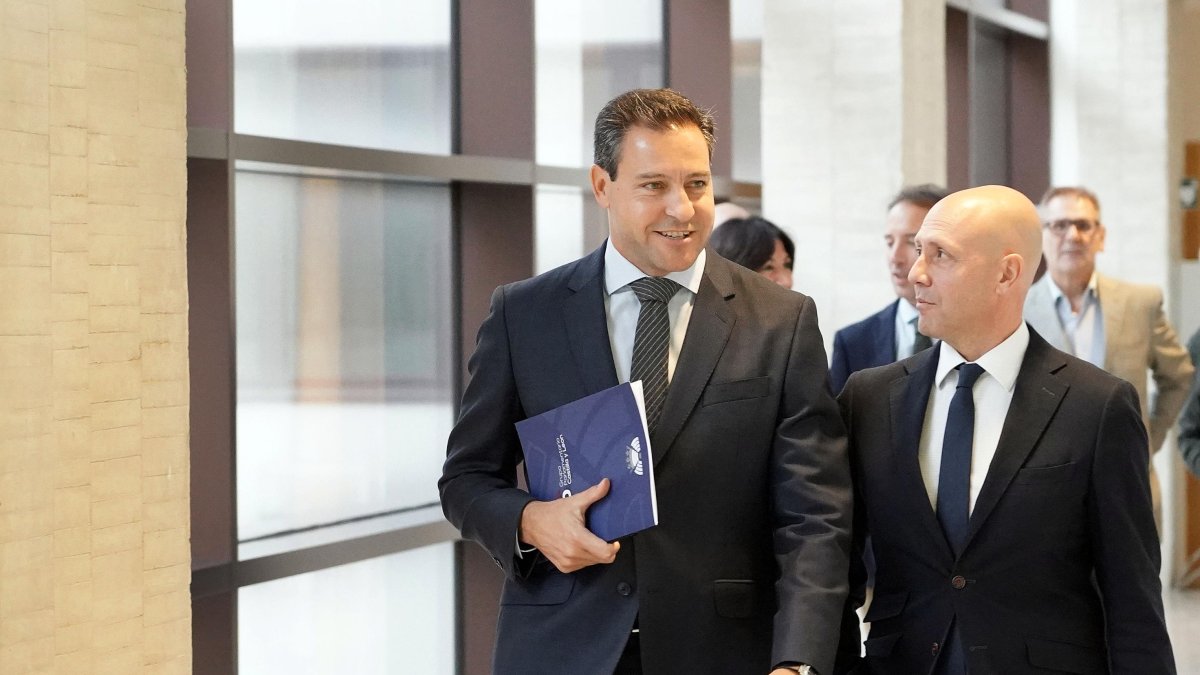 Los portavoces de los grupos parlamentarios Popular y Vox, Raúl de la Hoz y Carlos Menéndez, en una imagen de archivo.